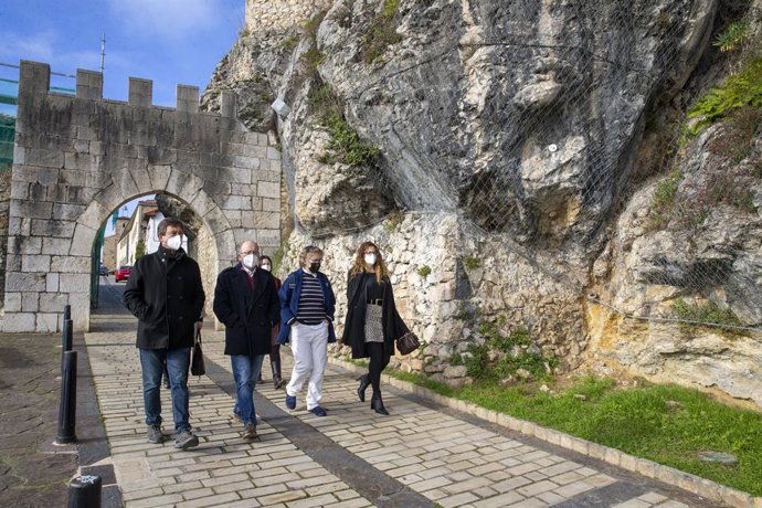 Las directoras generales de Acción Cultural, Gema Agudo, y de Patrimonio Cultural y Memoria Histórics, Zoraida Hijosa, se reúnen con el alcalde, Dionisio Luguera, en San Vicente