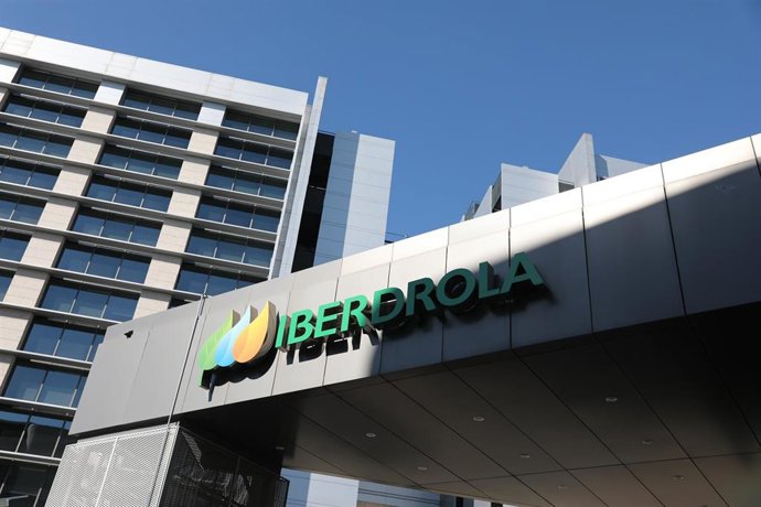 Archivo - Edificio de la sede de Iberdola, a 27 de octubre de 2021, en Madrid (España)