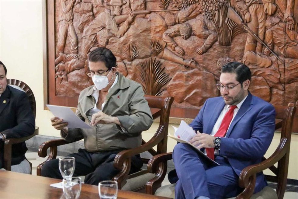El expresidente de Honduras y líder de Libre, Manuel Zelaya (i), junto el el presidente del Congreso, Jorge Cálix