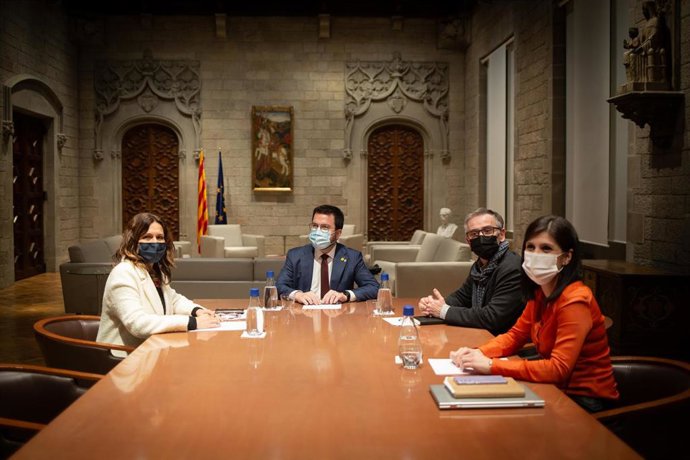(I-D) La consellera de Presidencia, Laura Vilagr; el presidente de la Generalitat, Pere Aragonés; el presidente de ERC en el Parlament, Josep Maria Jové y la secretaria general adjunta y portavoz de ERC, Marta Vilalta, durante su reunión en el Palau de