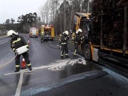 Bomberos de Cantabria sofocan un camión incendiado en la Autovía