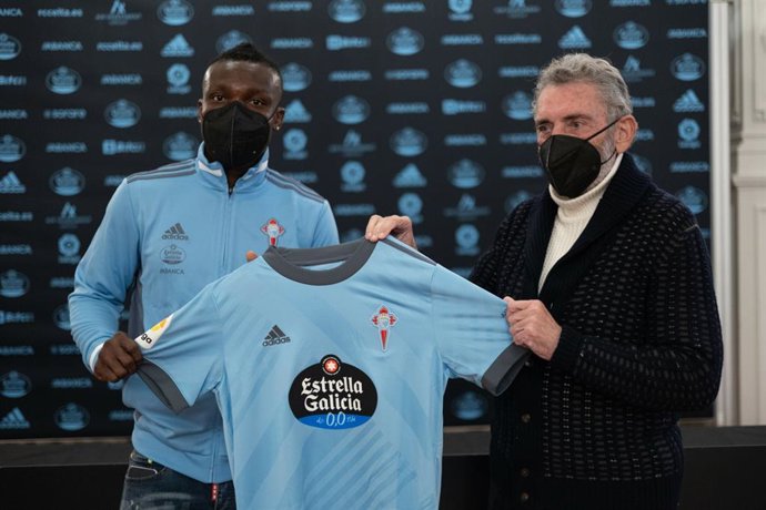 Joseph Aidoo posa con la camiseta del Celta junto al presidente Carlos Mouriño