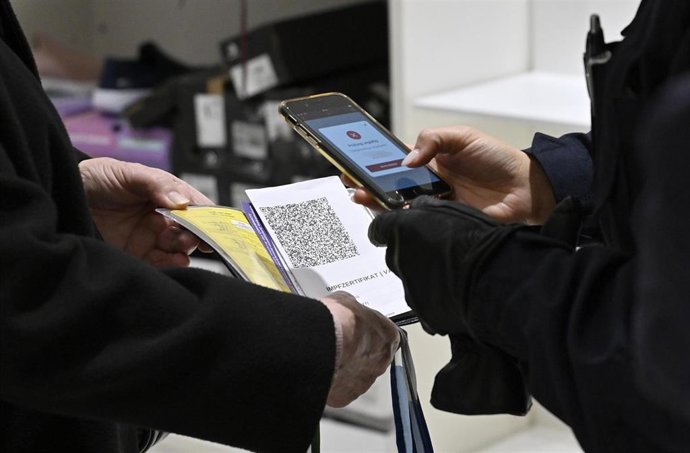 Policía de Austria comprueba la validez de un certificado de vacunación