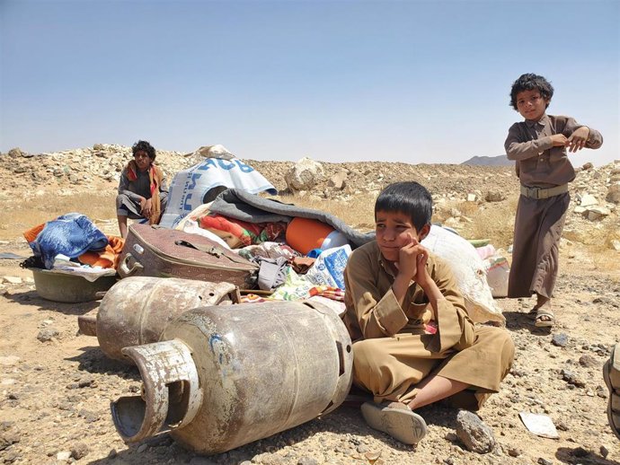 Archivo - Niños desplazados tras un ataque aéreo contra un campamento en la provincia de Marib, en el centro de Yemen