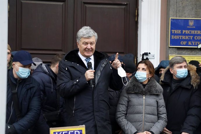17 January 2022, Ukraine, Kiev: Ukraine's former president and leader of the European Solidarity party Petro Poroshenko, speaks to supporters outside the Pechersk District Court of Kiev, before a hearing where a measure of restraint will be chosen for h