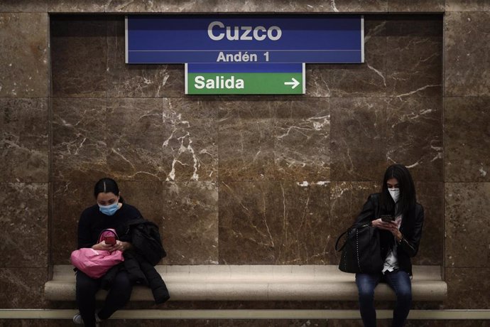 Archivo - Dos personas esperan en el andén de metro de Cuzco tres días antes de la entrada en vigor de limitaciones en dicha zona de la capital, en Madrid, (España), a 20 de noviembre. La Comunidad de Madrid ha anunciado que desde el 23 de noviembre se 