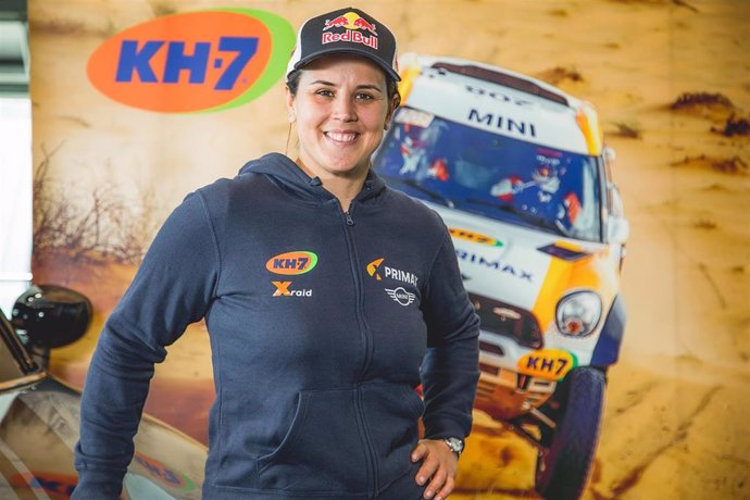 Laia Sanz posa tras llegar del Rally Dakar 2022