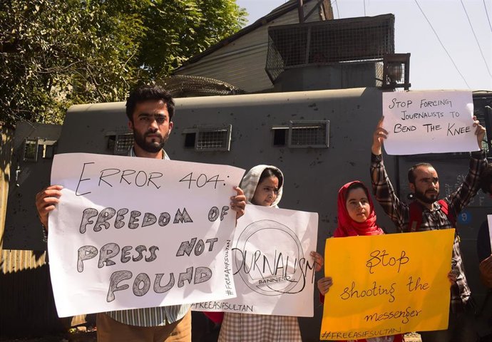 Pancartas en contra de la represión periodística en Cachemira