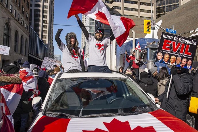 05 February 2022, Canada, Toronto: Protesters take part in an anti-vaccination rally organized by the Freedom Convoy against the COVID-19 measures and vaccine mandates imposed by the Justin Trudeau government. Photo: Giles Campbell/ZUMA Press Wire/dpa