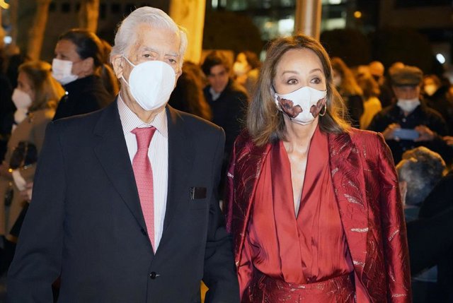 Isabel Preysler y Mario Vargas Llosa, a su salida del Auditorio Nacional