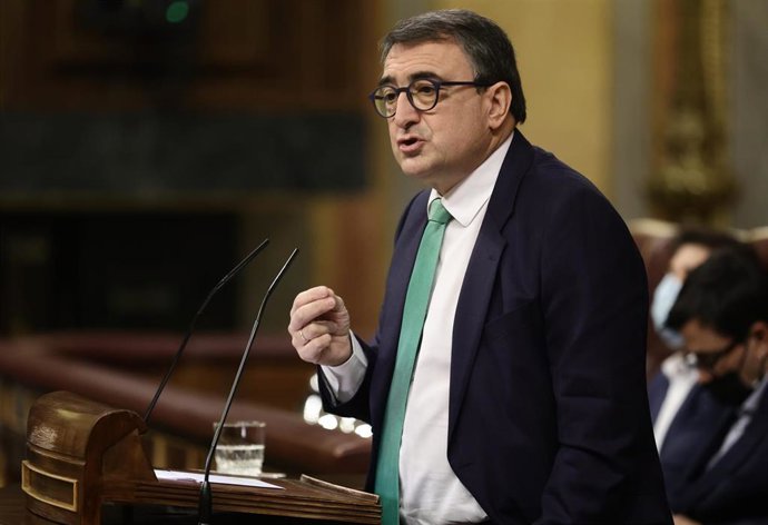 El portavoz del PNV en el Congreso de los Diputados, Aitor Esteban, interviene en una sesión plenaria en el Congreso de los Diputados