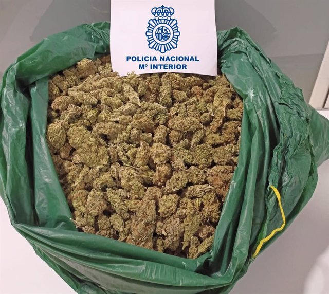 Bolsa con marihuana hallada en el coche de los cuatro detenidos en Almería