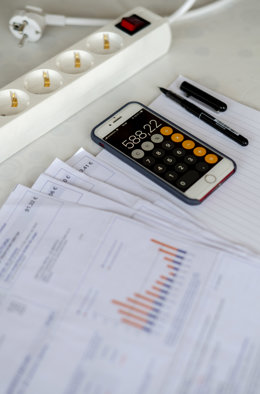 Archivo - Arxiu - Una calculadora, una factura de la llum i un lladre