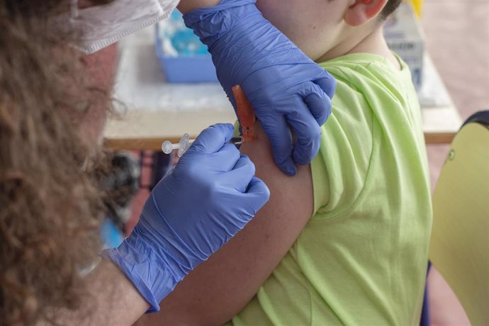 Un niño recibe la vacuna contra el Covid-19, en el CEIP Manel García Grau, a 13 de enero de 2022, en Castellón de la Plana, Comunidad Valenciana, (España). Tras el parón navideño, hoy se retoma la vacunación pediátrica para niños de 5 a 8 años en los ce