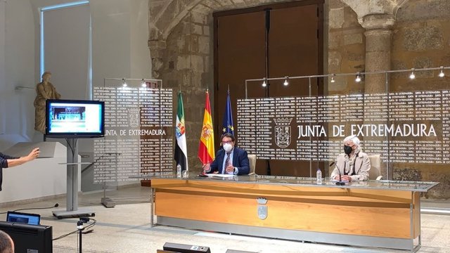 El vicepresidente segundo y consejero de Sanidad y Servicios Sociales, José María Vergeles, y la directora general de Accesibilidad y Centros, María Ángeles López Amado, en rueda de prensa sobre la Estrategia de Accesibilidad Universal de Extremadura