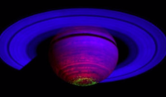 Imagen infrarroja de Saturno que muestra una aurora en su polo sur, captada por la nave espacial Cassini.