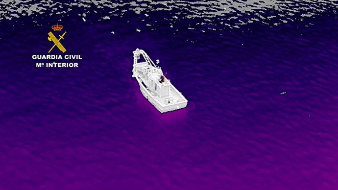 Embarcación intervenida faenando en el Guadalquivir.