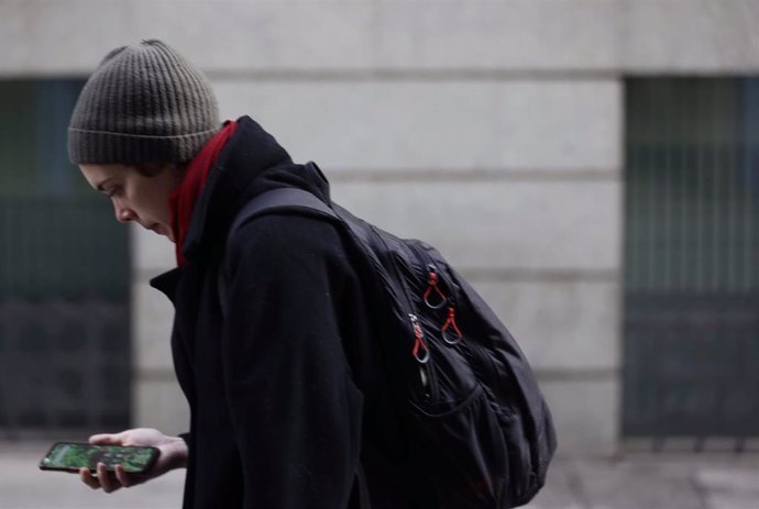 Una mujer camina por la calle sin mascarilla, a 4 de febrero de 2022, en Madrid (España). El Gobierno, en Consejo de Ministros, eliminará el uso de las mascarillas en exteriores el próximo martes, 8 de febrero, y la medida entrará en vigor el jueves. Es