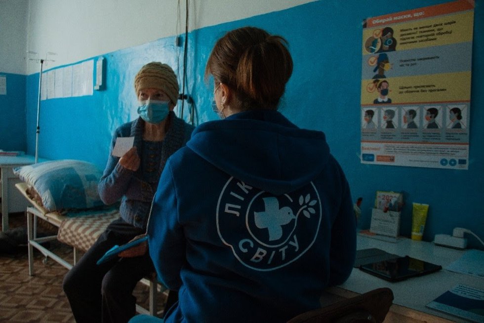 Médicos del Mundo atiende a una persona en la ciudad de Vilhove, en el este de Ucrania