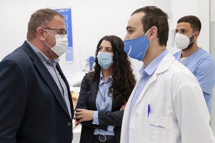 El alcalde de Mérida, Antonio Rodríguez Osuna, visita la clínca Vitaldent de Mérida