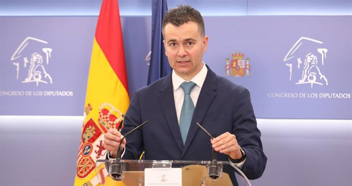 El portavoz del Grupo Parlamentario Socialista, Héctor Gómez, en una rueda de prensa durante la Junta de Portavoces, en el Congreso de los Diputados, a 25 de enero de 2022, en Madrid (España).