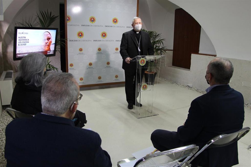 El obispo de la Diócesis de Cartagena, José Manuel Lorca Planes, presenta la campaña