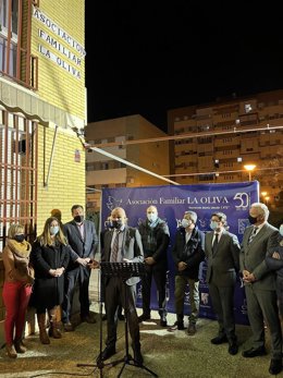 Muñoz, en el acto de rotulación de una calle con el nombre Asociación Familiar La Oliva, en el distrito Sur.