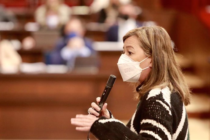 La presidenta del Govern, Francina Armengol, durante una intervención en el pleno del Parlament.