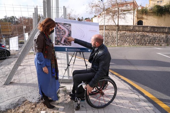 Los concejales de Ordenación del Territorio, Raúl López, y del distrito Centro, Gemma del Corral, respectivamente, informan del comienzo de la obra para la renovación del acceso al Castillo de Gibralfaro
