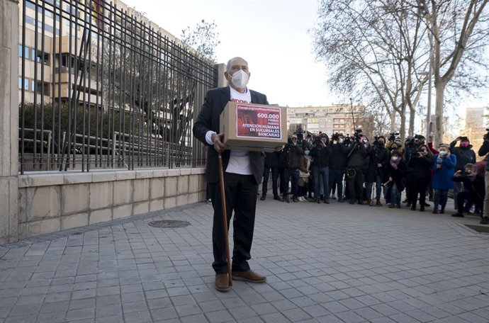 Carlos San Juan, el hombre de 78 años que ha recogido más de 600.000 apoyos con su campaña 'Soy Mayor, No Idiota', a su llegada con una caja donde se encuentran las firmas que va a registrar en el Ministerio de Economía y en el Banco de España, en el Mi