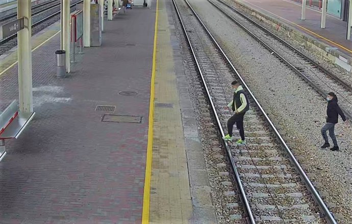 Personas cruzando las vías del tren