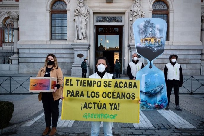 Greenpeace entrega firmas para salvar los océanos