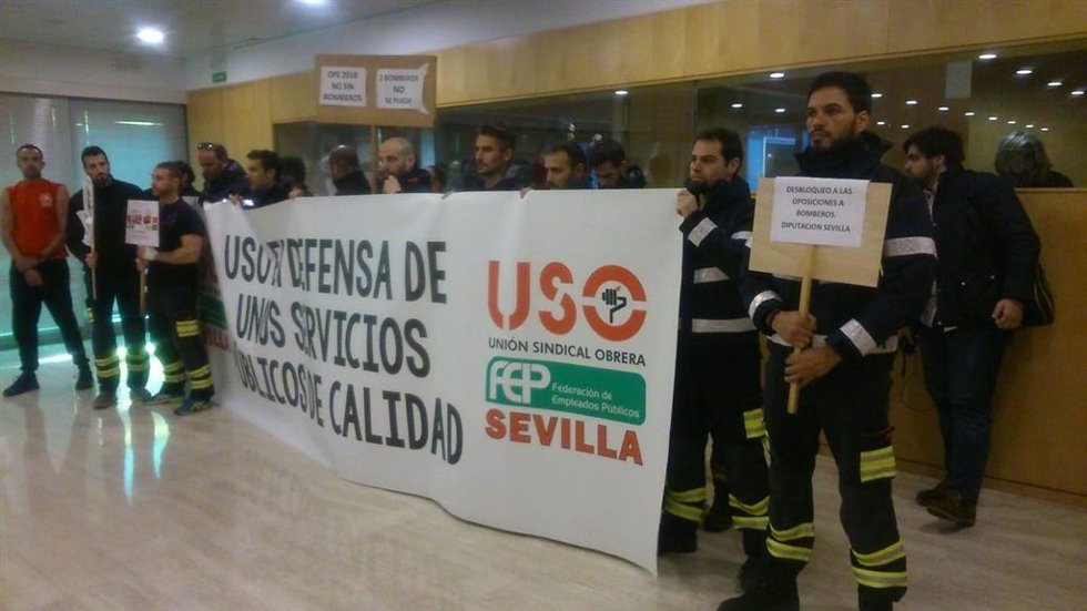 Archivo - Nueva protesta de los bomberos en la Diputación