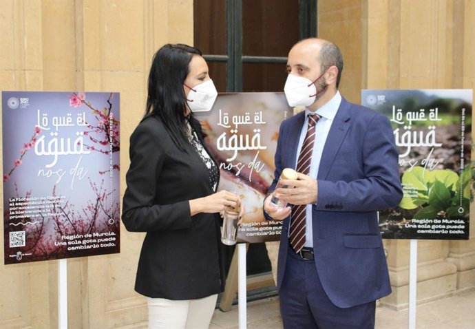 La consejera Valle Miguélez, acompañada por el director del INFO, Joaquín Gómez, presentan la Semana de la Región en la Expo de Dubái