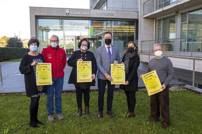 El Consejero De Desarrollo Rural, Ganadería, Pesca, Alimentación Y Medio Ambiente, Guillermo Blanco, Recibe A La Alcaldesa De Ruiloba, Sara Portilla, Para Presentar El Cartel De La V Feria De La Leche De Trasierra.