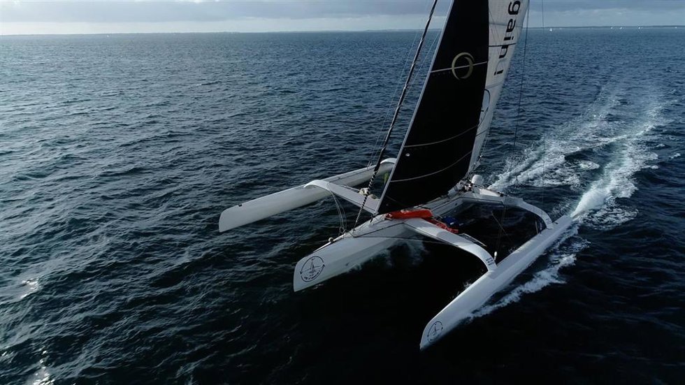 La embarcación oceánica trimarán 'Use It Again!', del equipo formado por el navegante español Alex Pella y el francés Romain Pilliard