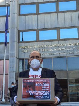 Carlos San Juan frente al Ministerio de Economía, donde ha registrado las 600.000 firmas recogidas en su campaña 'Soy mayor, no idiota'