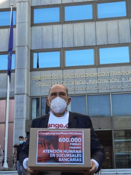 Carlos San Juan frente al Ministerio de Economía, donde ha registrado las 600.000 firmas recogidas en su campaña 'Soy mayor, no idiota'