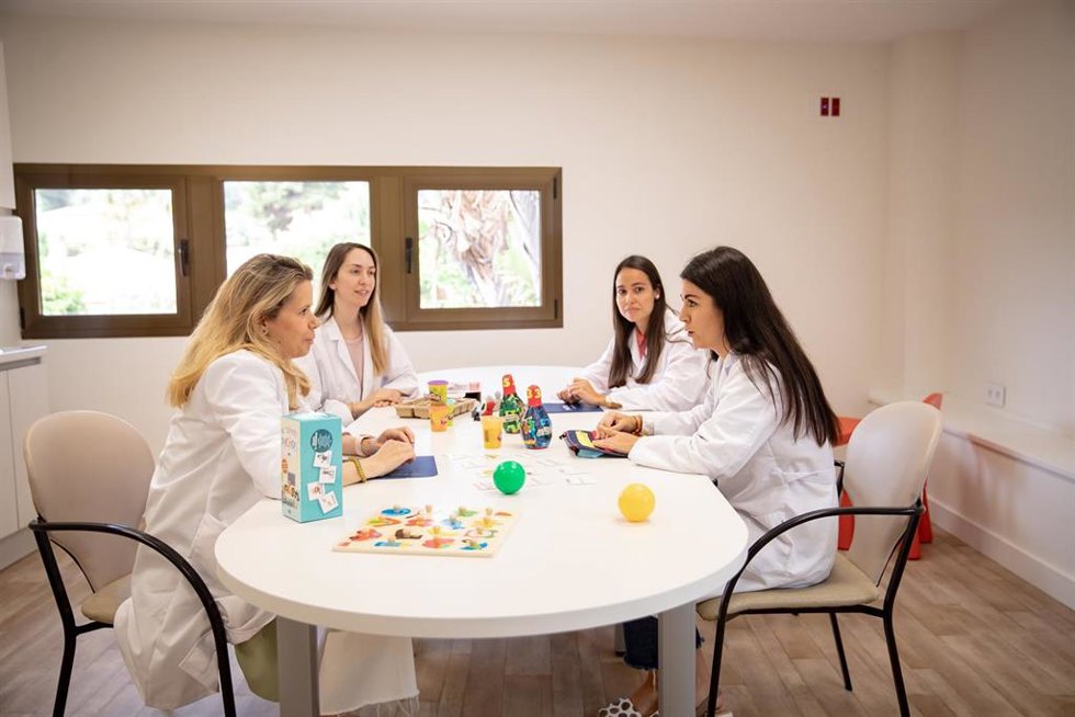 Archivo - Equipo de la Unidad Salud Mental Infantil de Vithas Málaga