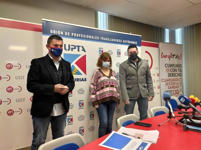 El presidente de UPTA, Eduardo Abad, junto a la representante de UPTA en Asturias, Almudena Cueto, y el secretario general de UGT Asturias, Javier Fernández Lanero.