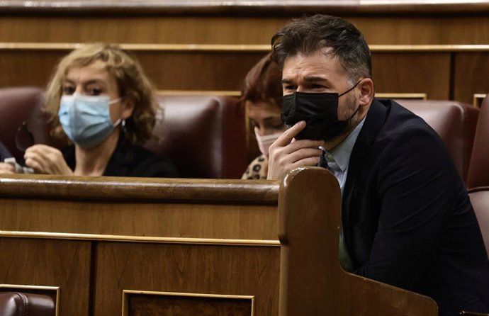 El portavoz de ERC en el Congreso, Gabriel Rufián, en una sesión plenaria en el Congreso junto a sus compañeras de filas