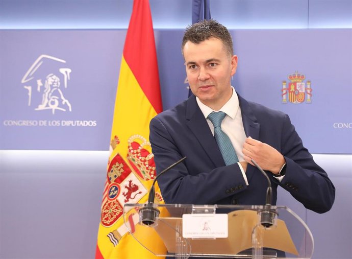 El portavoz del Grupo Parlamentario Socialista, Héctor Gómez, en una rueda de prensa durante la Junta de Portavoces, en el Congreso de los Diputados, a 25 de enero de 2022, en Madrid (España).
