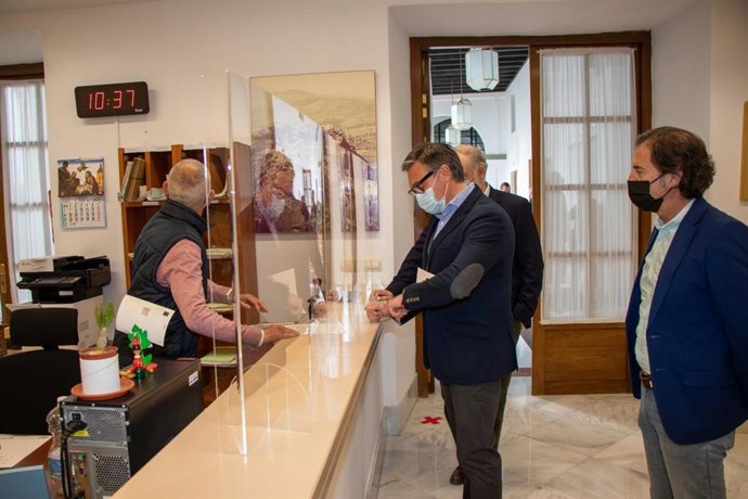 El portavoz parlamentario de Vox, Manuel Gavira, en el Registro de la Cámara.