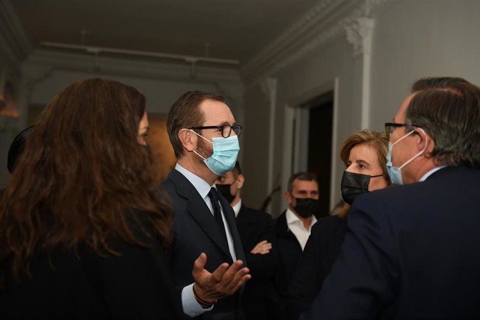 El Portavoz del PP en el Senado, Javier Maroto (c), y la presidenta de la Fundación CEOE, Fátima Báñez (2d) conversan a su llegada  a la presentación del libro del senador Jaime de los Santos en el Club Monteverdi, a 7 de febrero de 2022, en Madrid (Esp