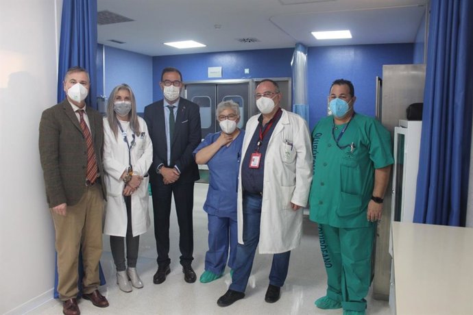 El delegado territorial de Salud y Familias en Málaga, Carlos Bautista, junto con el gerente del Área Sanitaria Este de Málaga-Axarquía, Miguel Moreno y otros responsables sanitarios en la inauguración del nuevo Hospital de Día Quirúrgico