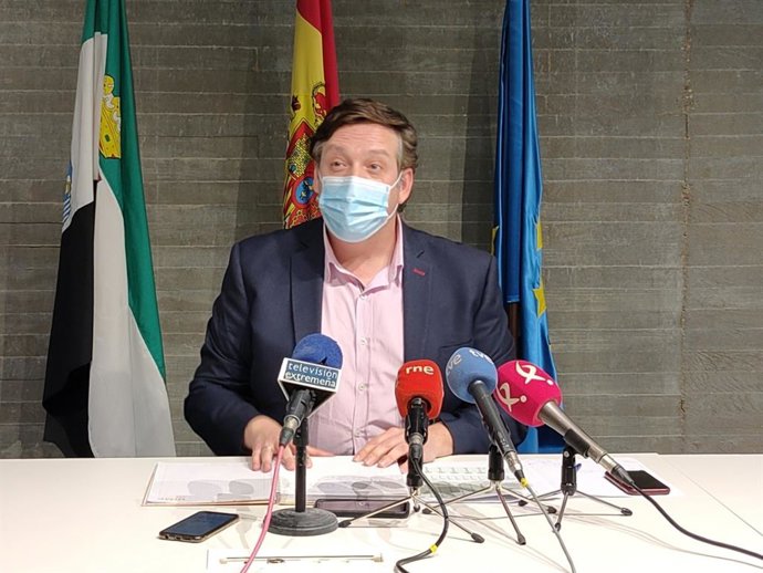 El secretario general de Educación, Francisco Javier Amaya, en una rueda de prensa en Mérida.