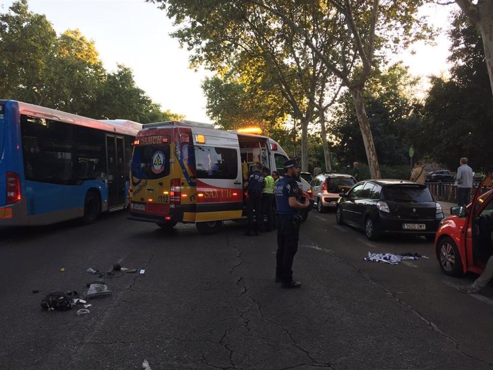 Archivo - Ambulancia del Samur y un agente de la Policía Municipal tras el accidente