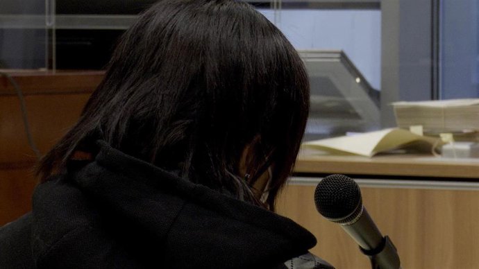 Imágen de la acusada de asesinar a su hija Carolina en el inicio del juicio que se celebra contra ella en la Audiencia Provincial de Logroño.