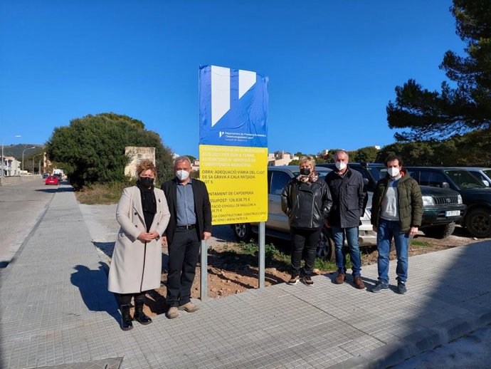 El conseller de Promoción Económica y Desarrollo Local, Jaume Alzamora, y el alcalde de Capdepera, Rafael Hernández, en una reunión en Cala Rajada.