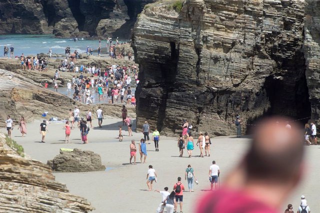 Archivo - Turistas pasean por la playa de Las Catedrales, a 15 de agosto de 2021, en Ribadeo, Lugo, Galicia (España).  